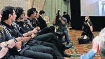 <b>NUEVO COMPAÑERO. </b>Los jugadores del Galaxy escuchan a Becks.