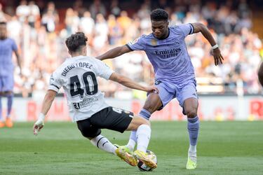 Una de las grandes decepciones del curso.
Llegó llamado a
ser no sólo el pivote titular,
sino uno de los diamantes
del futuro... y agua. Hasta
el Mundial fue notable pero
después, se desplomó.