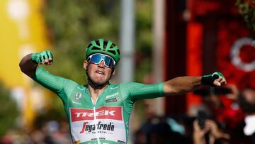 El dan¨¦s Mads Pedersen celebra su ¨¦xito en Talavera de la Reina, sede de la 19? etapa de la Vuelta a Espa?a 2022, donde sum¨® su tercera victoria en esta edici¨®n.