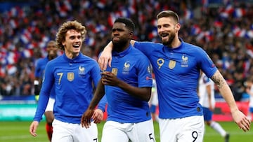 Griezmann, Umtiti y Giroud celebran un gol con la selección francesa