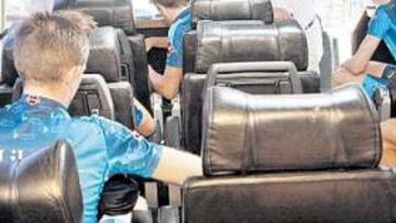 <b>EN EL PUNTO DE MIRA. </b>Manolo Saiz en el autobús de su equipo. El Tour de Francia no quiere verle en su carrera.