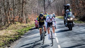 Los ciclistas del Direct Energie y el Arkea-Samsic durante una carrera.