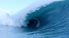 Un surfista surfea una ola gigante en forma de tubo en Teahupoo (Tahit&iacute;, Polinesia Francesa). 