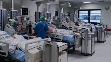 KRAKOW, POLAND - NOVEMBER 03: Medical personnel wear protective suits, masks, gloves and face shields during their shift at the ICU of Krakow University Hospital on November 03, 2020 in Krakow, Poland. The Central-Eastern European country has been dealing with the second wave of COVID -19 and today recorded over 19,300 new coronavirus cases and over 220 deaths. The country has reported overall around 6,100 deaths related to COVID-19 and more than 415,000 infections. (Photo by Omar Marques/Getty Images)