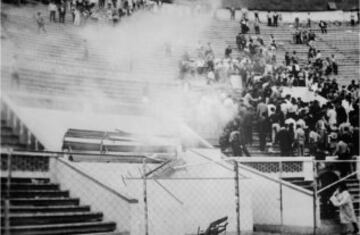 El 24 de mayo de 1964, en el Estadio Nacional, 320 personas fallecieron y más de 800 resultaron heridas. Jugaban Perú y Argentina para clasificarse a los Juegos Olímpicos de Tokio, y una jugada polémica fue la causante del descontento entre la hinchada, con invasión de campo incluida tratando de agredir al árbitro.