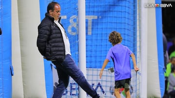 Cuauhtémoc Blanco acudió, acompañado de su hijo, al estadio Azteca