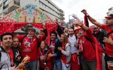 Miles de seguidores del Sevilla han llenado de colorido las calles de la capital polaca a la espera del partido.