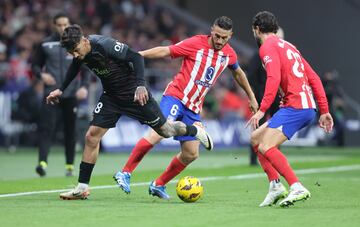 Koke, en su partido 600 con el Atlético de Madrid. En la imagen disputa un balón con Antonio Sánchez.