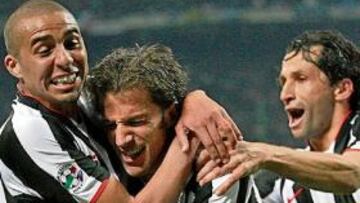 <b>VICTORIA. </b>Del Piero abraza a Trezeguet tras el gol del francés.