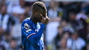 Nicolas Jackson, jugador del Chelsea, se lamenta tras ser expulsado contra el Newcastle.