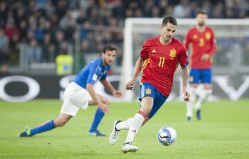 España buscaba vendetta tras el varapalo de la Eurocopa 2016. El objetio era vencer en Italia para liderar el grupo de clasificación. Cabe destacar que tan sólo la primera selección de cada uno de ellos tenía garantizada la plaza en la Copa del Mundo. Vitolo adelantó a los de Julen Lopetegui durante los primeros compases de la segunda mitad, pero un penalti de Sergio Ramos cambió las tornas del encuentro. De Rossi empató la contienda y dejó los deberes por hacer hasta el encuentro de vuelta en el Santiago Bernabéu.