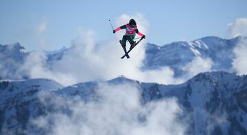 La esquiadora británica Kirsty Muir compitiendo durante la Women's Freeski Slopestyle Final de las Olimpiadas Juveniles de Invierno de Lausana 2020, en Suiza.
