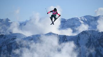 La esquiadora británica Kirsty Muir compitiendo durante la Women's Freeski Slopestyle Final de las Olimpiadas Juveniles de Invierno de Lausana 2020, en Suiza. 


