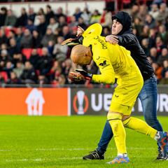 El Sevilla no denunciará al PSV en UEFA por la agresión a Dmitrovic