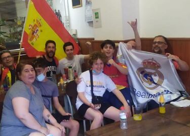 La Roja puede con todo y une a madridistas y culés en Cataluña
