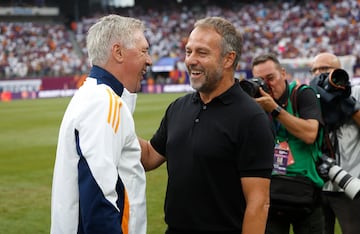 Carlo Ancelotti y Hansi Flick se saludan entre risas antes del partido de pretemporada entre sus equios.