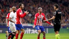 Protestas de Mario Hermoso y De Paul a Gil Manzano durante el partido ante el Sevilla.