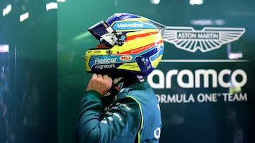 Fernando Alonso, en el box de Aston Martin.