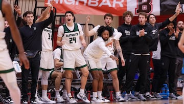 Jugadores del equipo de baloncesto de la Universidad de Dartmouth celebran una canasta.