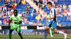 Marc Roca juega ante la presi&oacute;n de Boateng.