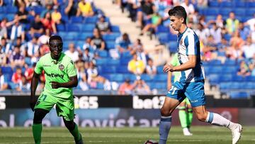 Marc Roca juega ante la presión de Boateng.
