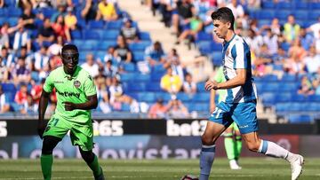 Marc Roca juega ante la presi&oacute;n de Boateng.