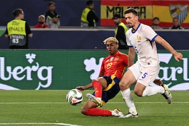 El delantero de España, Lamine Yamal, anotó el quinto gol de su equipo (5-1) durante la semifinal de la Liga de Naciones de la UEFA entre España y Francia