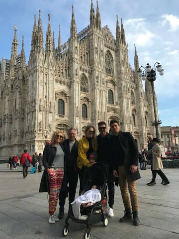 Simeone, con su familia en Milán.