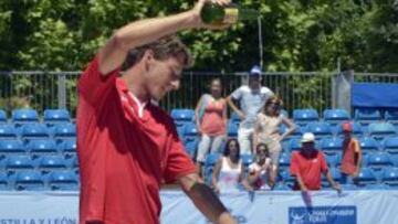 Carre&ntilde;o escancia sidra tras ganar en El Espinar, como buen gijon&eacute;s.