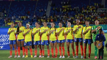 EVE4340. SANTO DOMINGO (REPÚBLICA DOMINICANA), 19/10/2024.- Jugadoras de Colombia cantan el himno de su país este sábado, en un partido del grupo B de la Copa Mundial Femenina sub-17 entre las selecciones de Colombia y Estados Unidos en el estadio de Olímpico Félix Sánchez en Santo Domingo (República Dominicana). EFE/ Orlando Barria