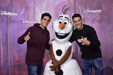 Carlos Tello y Marc Bartra junto a 