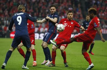 Torres, Saúl, Xabi Alonso y Alaba, en la disputa por un balón.