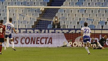 &Aacute;lex Alegr&iacute;a manda el bal&oacute;n al larguero desde los once metros frente al Mirand&eacute;s.