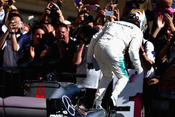 Lewis Hamilton celebra la victoria. 