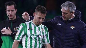 Sergio Canales se retira lesionado finalizado el partido contra el Villarreal.