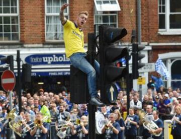 Football - Chelsea - Barclays Premier League Winners Parade - Chelsea & Kensington, London - 25/5/15
A Chelsea fan sits on top of traffic lights during the parade
Action Images via Reuters / Alan Walter
Livepic