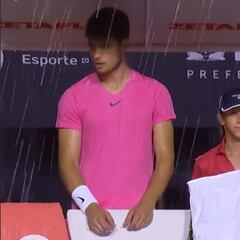 El partido de Alcaraz, cancelado a un juego de su victoria