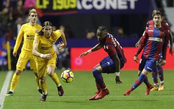 Atlético left-back Filipe Luis bids to escape the attentions of Levante midfielder Cheick Doukouré.