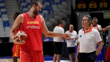 20/08/19 BALONCESTO BASKET  
 SELECCION ESPA&Atilde;OLA ESPA&Atilde;A ENTRENAMIENTO
 SERGIO SCARIOLO Y MARC GASOL
 FOTOENVIADAPORRAQUELGONZALEZ.
 PUBLICADA 21/08/19 NA MA25 5COL
                            