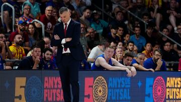 BARCELONA, 13/06/2022.- El entrenador del Barça, Sarunas Jasikevicius (i), durante el primer partido de la final de la Liga ACB que Barça y Real Madrid disputan hoy lunes en el Palau Blaugrana, en Barcelona. EFE/ Enric Fontcuberta.
