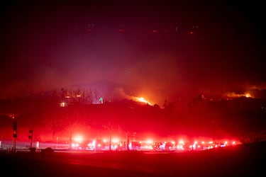 Según las autoridades el fuego amenaza con consumir unas 2.000 estructuras.