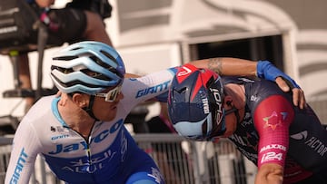De Marchi consuela a Clarke al t¨¦rmino de la sexta etapa del Giro de Italia.