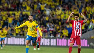 El centrocampista de la UD Las Palmas Kirian (i) celebra su gol durante el partido de la jornada 12 de Liga de Primera División disputado este viernes en el estadio Gran Canaria.