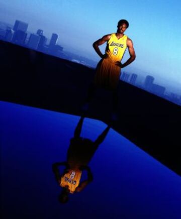 Kobe Bryant, posando en el 2000, año en el que sonsiguió su primer anillo.