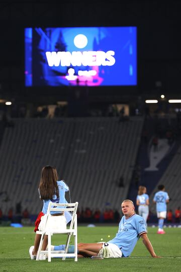 El delantero noruego del Manchester City celebró la victoria en la final de la Champions League 2023 sobre el césped del Estadio Olímpico Atatürk junto a su pareja sentimental Isabel Haugseng.