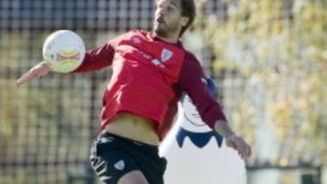 POLÉMICA. Llorente se ejercitó, pero no atendió a la Prensa.