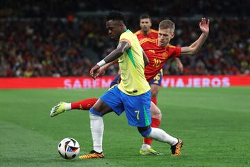 Dani Olmo, frente a Vinicius (Photo by Pierre-Philippe MARCOU / AFP)