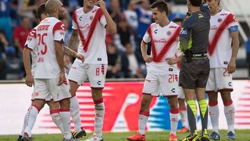 Action photo during the match Cruz Azul vs Veracruz, Corresponding for Week 12 of the 2016 Apertura League BBVA Bancomer MX at Azul Stadium.
Foto de accion durante el partido Cruz Azul vs Veracruz, Correspondiente a la Jornada 12 del Torneo Apertura 2016 de la Liga BBVA Bancomer MX, en el Estadio Azul, en la foto: (i-d) Gabriel Penalba de Veracruz recibe Tarjeta Roja y es Expulsado por el Arbitro Cesar Arturo Ramos
01/10/2016/MEXSPORT/David Leah.