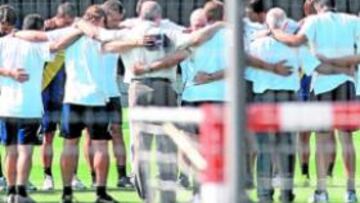 <b>MINUTO DE SILENCIO. </b>La plantilla del Espanyol se fundió en un abrazo para guardar un homenaje más a su capitán, Dani Jarque.