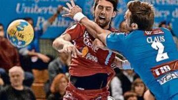 <b>IMPOSIBLE. </b>García Vega no puede progresar ante Jakobsen.